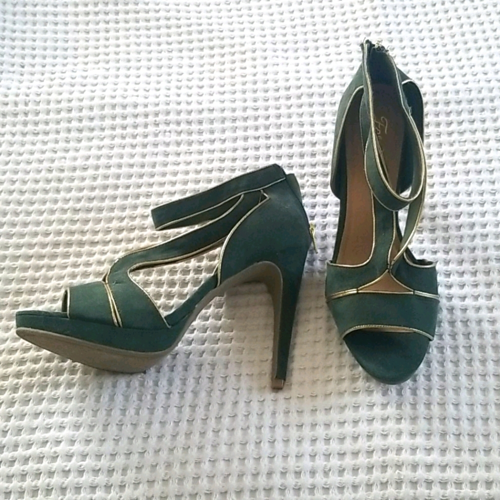Strappy stiletto pump
